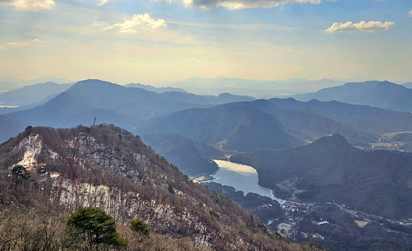팔각정에서 바라본 겹겹한 산 [사진=박성기]