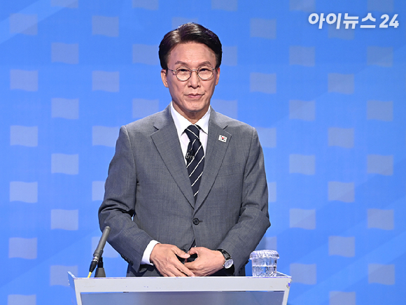김민석 더불어민주당 당 대표 후보가 12일 서울 목동 SBS에서 열린 당 대표 후보자 토론회를 준비하고 있다. [사진=곽영래 기자]