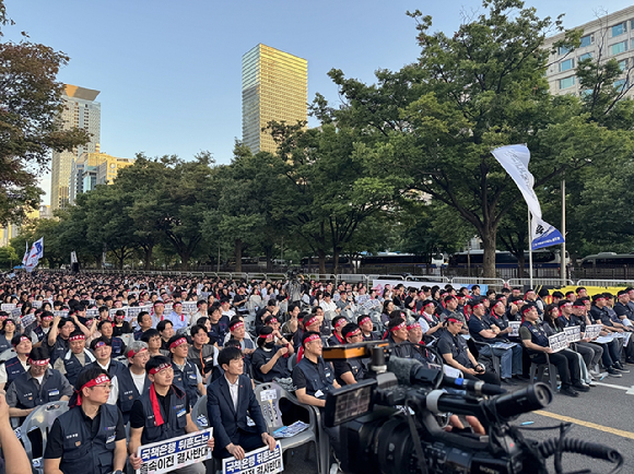 11일 서울 여의도 산업은행 본점 앞에서 한국산업은행&middot;IBK기업은행&middot;한국수출입은행 노동조합이 &lsquo;국책은행 지방 이전 저지 총력 투쟁 결의대회&rsquo;를 열고 있다. [사진=임우섭 기자]