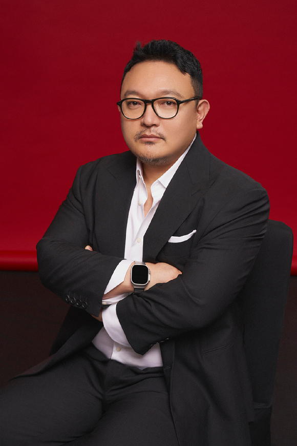 이해영 감독이 넷플릭스 시리즈 '애마' 인터뷰에 앞서 포즈를 취하고 있다. [사진=넷플릭스]