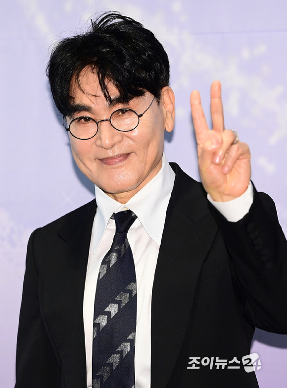 가수 조항조가 5일 오후 서울 마포구 상암동 스탠포드호텔에서 열린&nbsp;이미자 전통가요 헌정 공연 '맥(脈)을 이음' 기자간담회에 참석하고 있다. [사진=정소희 기자]