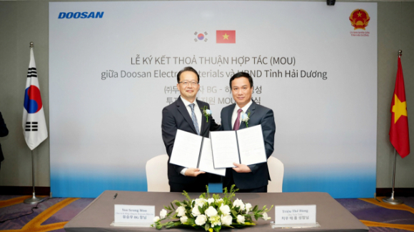 유승우 ㈜두산 전자BG 사장과 치우 테 훙 하이정성 성장이 23일 베트남 하노이에서 진행된 '전자소재 분야 협력'을 위한 업무협약식을 진행했다.  [사진=두산]
