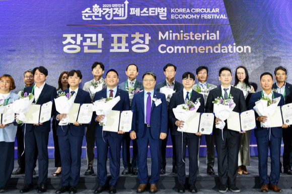 문신학 산업통상자원부 1차관(앞줄 왼쪽 5번째)과 천아섬 고려아연 선임(앞줄 왼쪽 3번째) 등 [사진=고려아연]