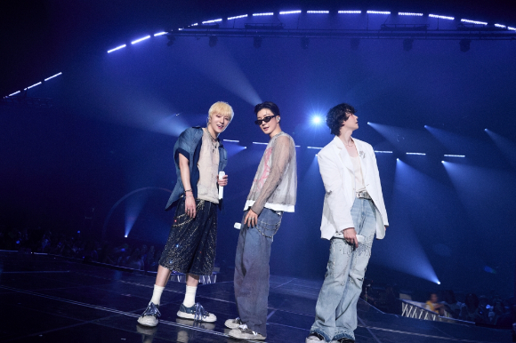 위너가 올림픽공원 올림픽홀에서 콘서트 '2025 WINNER CONCERT [IN OUR CIRCLE]'을 열고 무대를 선보이고 있다. [사진=YG엔터테인먼트]
