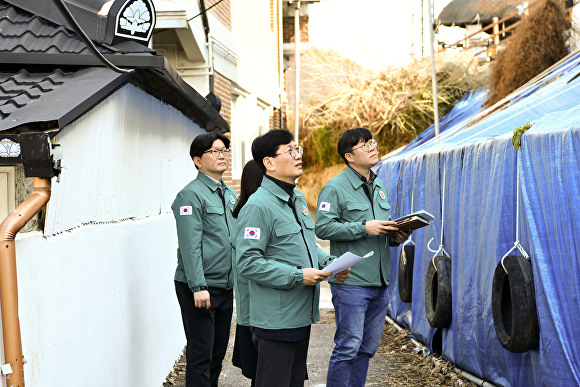 최훈식 군수가 재해위험지구를 점검하고 있다. [사진=장수군 ]