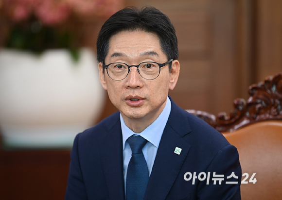 우원식 국회의장이 10일 오전 서울 여의도 국회에서 김경수 지방시대위원장을 접견하며 대화를 하고 있다. [사진=곽영래 기자]