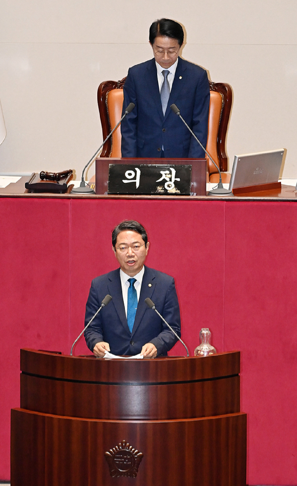 주호영 국민의힘 의원이 지난 30일 서울 여의도 국회에서 열린 본회의에서 형사소송법 일부개정법률안(대안)에 대해 무제한토론(필리버스터)에 나선 가운데 더불어민주당 의원들이 본회의장을 빠져 나가고 있다. 2026.7.30. [사진=곽영래 기자]