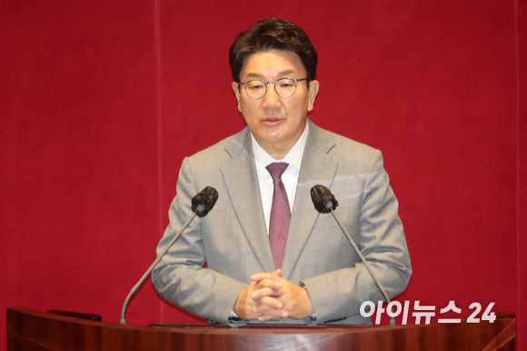 국회 운영위원장에 선출된 권성동 의원이 22일 서울 여의도 국회에서 열린 본회의에서 당선인사를 하고 있다. [사진=김성진 기자]