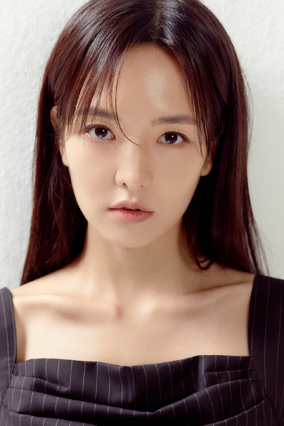 배우 호조가 인터뷰 관련 촬영에서 포즈를 취하고 있다. [사진=저스트엔터테인먼트]