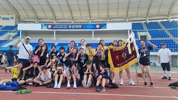 포항 환호여자중학교가 제 27회 포항시 육상대회에서 우승을 차지했다. [사진=환호여자중학교]