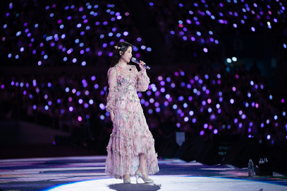 아이유가 22일 서울 상암 월드컵경기장에서 열린 콘서트 '2024 IU HEREH WORLD TOUR CONCERT ENCORE-The Winning'에서 무대를 꾸미고 있다. [사진=EDAM엔터테인먼트]