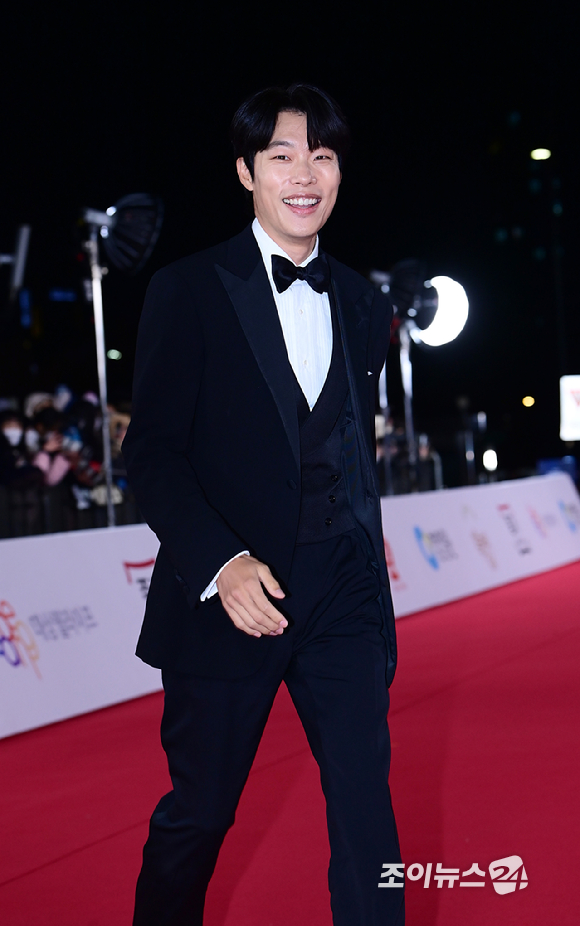배우 류준열이 24일 오후 서울 영등포구 여의도 KBS홀에서 진행된 제44회 청룡영화상 레드카펫 행사에 참석하고 있다. [사진=정소희 기자]