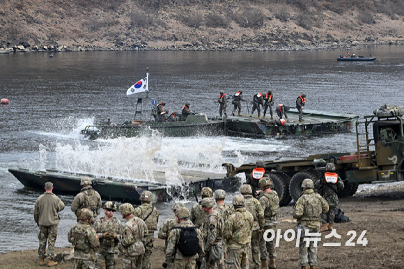 20일 경기 연천군 임진강 일대 석은소 훈련장에서 열린 한미 연합 제병협동 도하훈련에서 한국형 자주도하장비 수룡이 투입되고 있다. 2025년 전반기 한미 연합연습의 일환으로 실시된 이번 훈련에는 국군 5·7공병여단과 미2사단, 한미연합사단 등 총 600여 명의 장병이 참가했다. [사진=사진공동취재단]