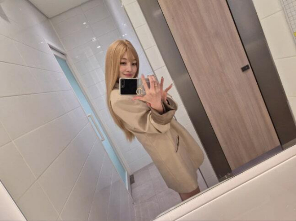 황보라, &apos;금발+하의실종&apos; 파격 변신...시父 김용건 놀라겠네