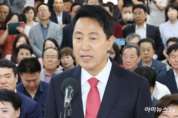 오세훈 서울시장이 제9회 전국동시지방선거일 다음날인 4일 서울 종로구 대왕빌딩에 마련된 선거사무소에서 발언하고 있다. [사진=곽영래 기자]