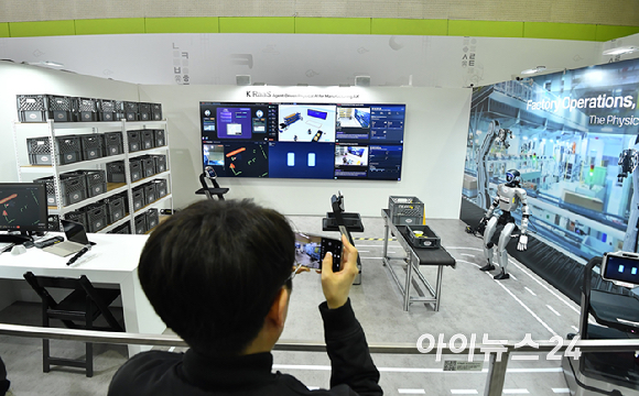 22일 서울 강남구 코엑스에서 열린 2026 월드IT쇼에서 KT부스에서 'K-RaaS'를 통한 산업 현장 피지컬 AI 시연을 하고 있다. [사진=곽영래 기자]
