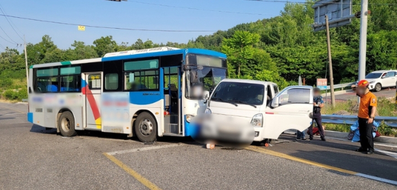 3일 오후 5시19분께 충북 영동군 심천면 한 도로에서 버스와 1t 화물차가 부딪치는 사고가 발생, 경찰과 소방당국이 사고를 수습하고 있다. [사진=영동소방서 제공]