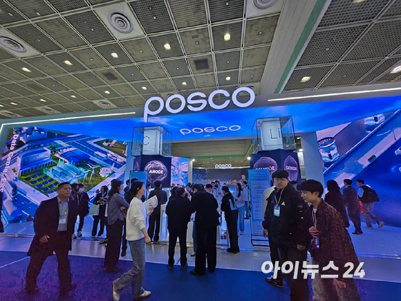 성진서 포스코홀딩스 에너지소재투자실 부장이 11일 서울 코엑스에서 열린 '인터배터리-더 배터리 콘퍼런스'에서 발표를 하고 있다. [사진=최란 기자]