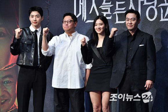 배우 강훈, 이정훈 PD, 배우 박주현, 박용우가 12일 오전 서울 구로구 신도림동 라마다서울신도림호텔에서 진행된 LG유플러스 STUDIO X+U 새 미드폼 드라마 '메스를 든 사냥꾼' 제작발표회에 참석해 포즈를 취하고 있다. [사진=문수지 기자]