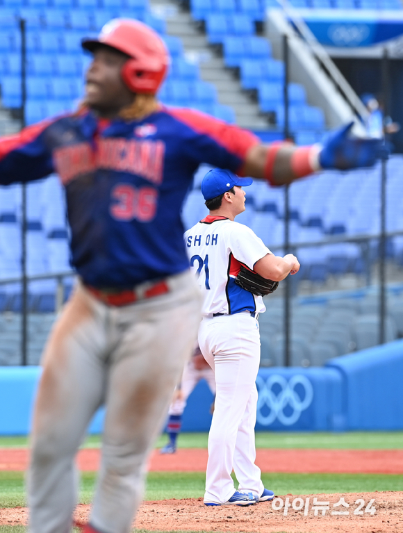 7일 일본 가나가와현 요코하마 스타디움에서 2020 도쿄올림픽 야구 한국과 도미니카공화국의 동메달결정전이 펼쳐졌다. 한국 오승환이 8회초 1사 2루 도미니카 미에세스에게 2점 홈런을 허용한 후 아쉬워하고 있다.