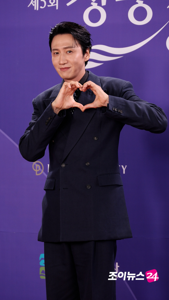 배우 이광수가 31일 오후 인천시 영종구 운서동 파라다이스시티에서 열린 제5회 청룡시리즈어워즈 레드카펫 행사에 참석하고 있다. [사진=문수지 기자]