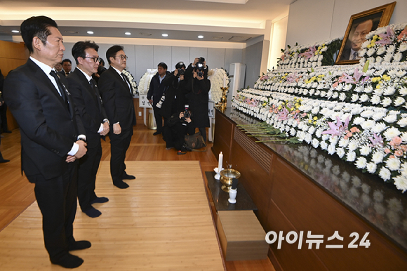 정청래 더불어민주당 대표, 김민석 국무총리, 우원식 국회의장이 27일 오전 서울 종로구 서울대학교병원 장례식장에 故 이해찬 전 국무총리의 빈소에서 조문하고 있다. [사진=곽영래 기자]