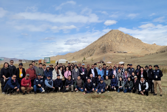 몽골 그린벨트 사업지에서 아포코 회원국 관계자들이 기념촬영을 하고 있다. [사진=산림청]