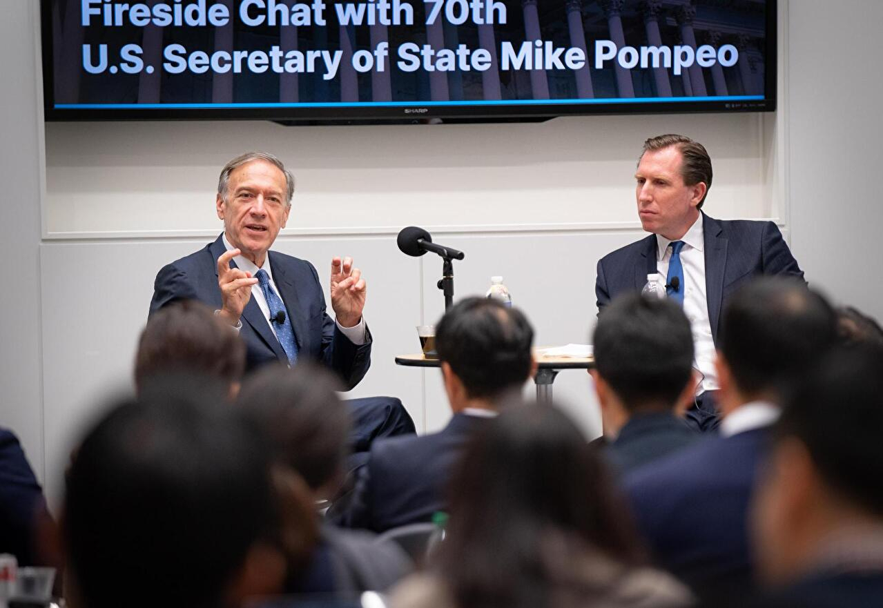 도널드 트럼프 1기 미국 행정부에서 국무장관을 지낸 마이크 폼페이오(Mike Pompeo) 전 장관이 17일(현지 시각) 워싱턴DC 인근 버지니아주 페어팩스 카운티 소재 발로파크(Valo Park) 콘퍼런스룸에서 열린 법무법인 대륙아주 초청 간담회에서 강연하고 있다. 오른쪽은 간담회 진행을 맡은 마릭 스트링(Marik String). 그는 폼페이오 장관 재임 시절 국무부 법률고문을 지냈으며, 트럼프 2기 인수팀에도 참여했다. [사진=법무법인 대륙아주]