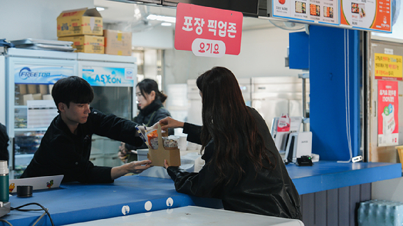 인천SSG랜더스필드에서 요기요 포장 주문을 이용하는 관람객 모습. [사진=요기요]