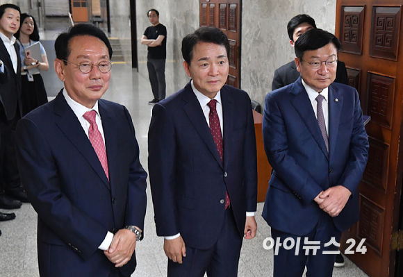 국민의힘 차기 원내대표 선거에 출마한 김도읍&middot;정점식&middot;성일종(기호순) 의원이 9일 서울 여의도 국회에서 열린 초&middot;재선 의원 공동 주최 원내대표 후보자 초청 간담회에 앞서 참석하는 초&middot;재선 의원들과 인사를 하고 있다. [사진=곽영래 기자]