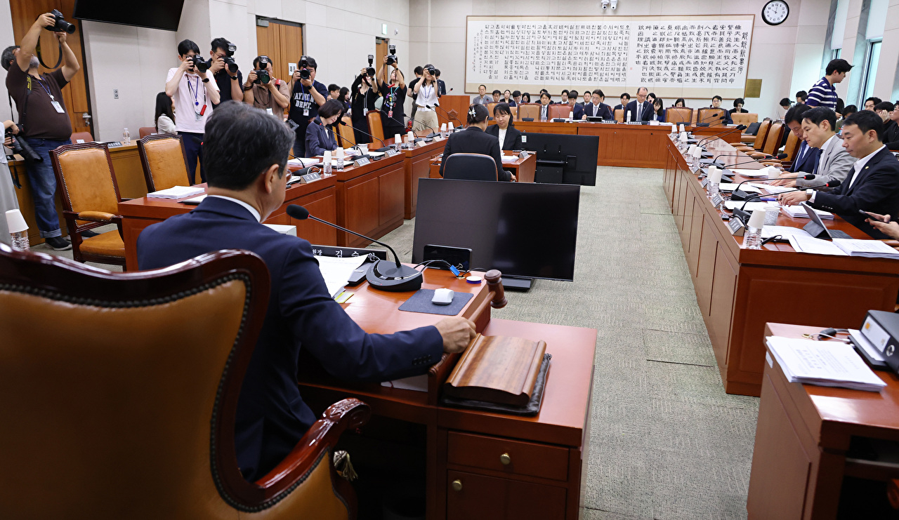 김승원 소위원장이 10일 국회에서 열린 법제사법위원회 법안심사1소위원회에서 의사봉을 두드리고 있다. 2026.7.10 [사진=연합뉴스]