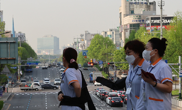 지난 19일 오전 인천 남동구 길병원 앞 횡단보도에서 시민들이 마스크를 쓰고 걸어가고 있다. [사진=뉴시스]