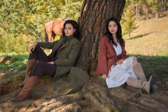 배우 이하늬가 넷플릭스 시리즈 '애마'에서 열연하고 있다. [사진=넷플릭스]