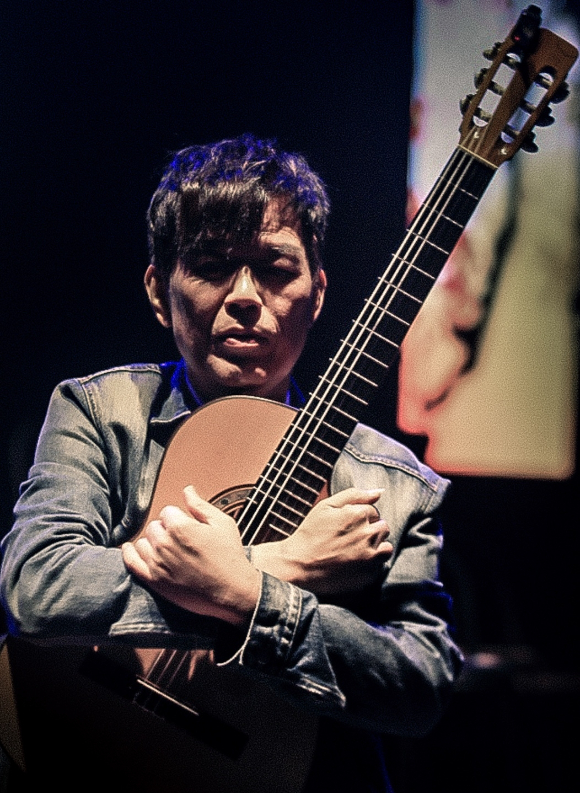 기타리스트 함춘호와 뮤지컬배우 이충주가 오는 7월 1일(수) 오후 8시 서울 롯데콘서트홀에서 열리는 이삼열의 &lsquo;신디사이저 콘체르토(Synthesizer Concerto)Ⅱ&rsquo; 공연에서 협연한다.