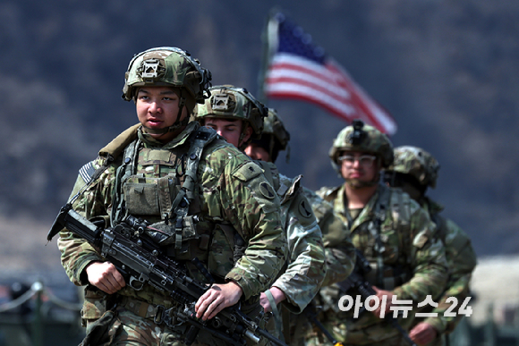 20일 경기 연천군 임진강 일대 석은소 훈련장에서 열린 한미 연합 제병협동 도하훈련에서 한국형 자주도하장비 수룡이 투입되고 있다. 2025년 전반기 한미 연합연습의 일환으로 실시된 이번 훈련에는 국군 5·7공병여단과 미2사단, 한미연합사단 등 총 600여 명의 장병이 참가했다. [사진=사진공동취재단]