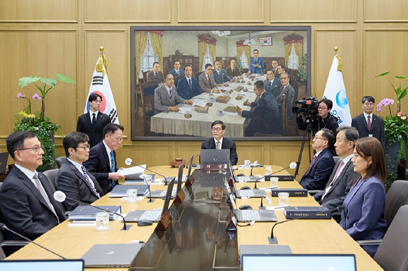 이창용 한국은행 총재가 10일 서울 중구 한국은행에서 열린 금융통화위원회 통화정책방향 회의를 주관하고 있다. [사진=한국은행]