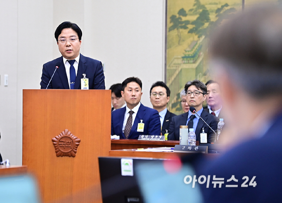 김태호 빌리프랩 대표이사 겸 하이브 최고운영책임자가 24일 오후 서울 여의도 국회 문화체육관광위원회 문화체육관광부 및 국가유산청 및 소속기관 산하 공공기관 및 유관기관종합 국정감사에서 의원 질의에 답변하고 있다. [사진=곽영래 기자]