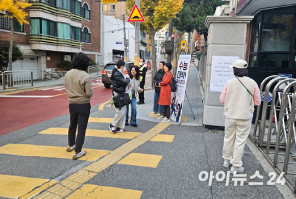 14일 오전 서울 종로구 농학교 정문 앞에서 수험생 이모(18)양이 부모님의 배웅을 받고 있다. [사진=설재윤 기자]