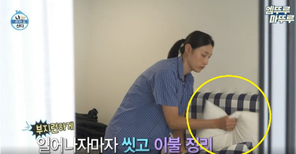 가수 아이유가 유튜브 영상에서 공개한 방에 해스텐스 침대가 놓여 있다. [사진=아이유 유튜브]