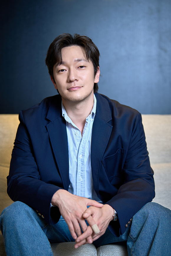 배우 손석구가 영화 '댓글부대'(감독 안국진) 인터뷰에 앞서 포즈를 취하고 있다. [사진=㈜에이스메이커무비웍스]