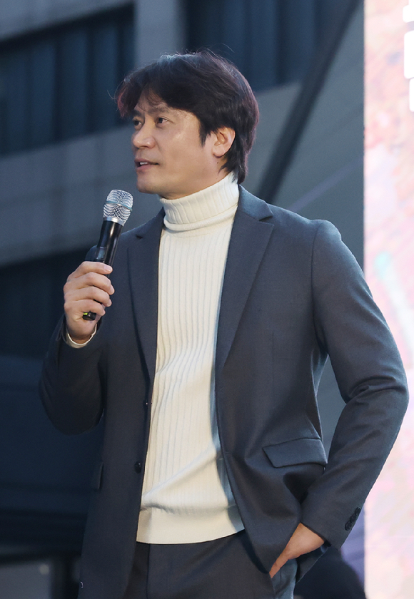 지난 15일 오후 광주 동구 금남로에서 열린 윤석열 대통령 탄핵을 촉구하는 '광주시민총궐기대회'에서 유명 한국사 강사 황현필 역사바로잡기연구소장이 발언하고 있는 모습. [사진=연합뉴스]