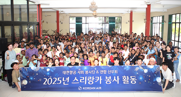 지역사회를 위한 자선공연에 나선 대한항공 사내 합창단 'KE Choir' 임직원들이 합창 공연을 하고있는 모습. [사진=대한항공]
