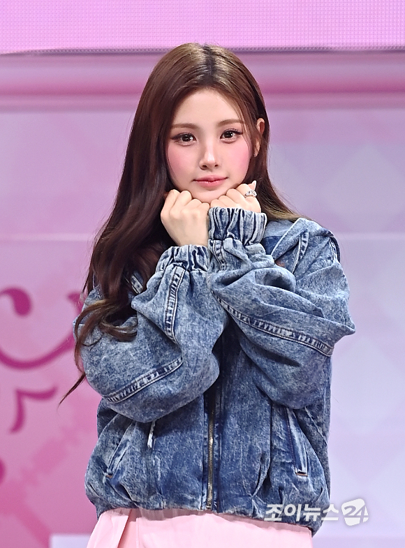 걸그룹 Baby DONT Cry(베이비돈크라이) 이현이 24일 오후 서울 용산구 블루스퀘어에서 열린 첫 미니 앨범 'AFTER CRY'(애프터 크라이) 컴백 쇼케이스에서 포토타임을 갖고 있다. [사진=곽영래 기자]