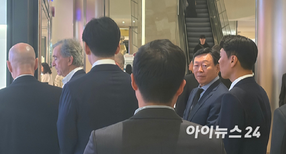 11일 베르나르 아르노 루이비통모에헤네시(LVMH) 회장과 신동빈 롯데그룹 회장, 신유열 롯데지주 미래성장실장 부사장이 서울 송파구 롯데백화점 에비뉴엘월드타워점을 방문, 매장을 둘러보기 위해 이동하고 있다. [사진=진광찬 기자]
