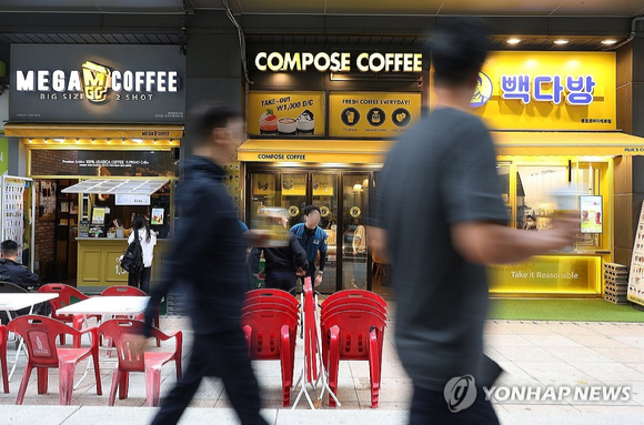 서울 종로구 광화문역 인근 건물에 위치한 커피 전문점[사진=연합뉴스]