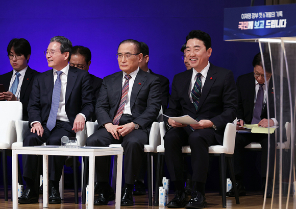 강훈식 비서실장(앞줄 오른쪽부터)과 위성락 국가안보실장, 김용범 정책실장 등이 7일 용산 대통령실에서 열린 이재명 대통령 정부 6개월 성과 간담회에 참석해 있다. [사진=연합뉴스]