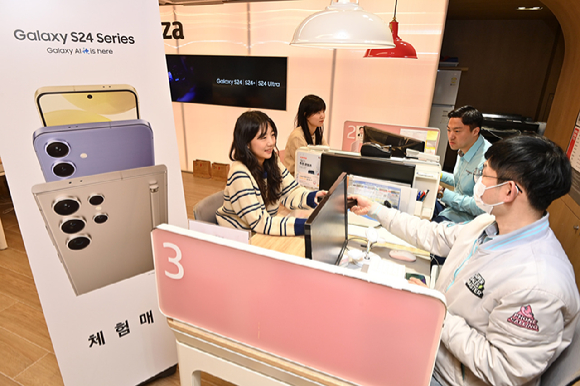 1월 26일 오전 서울 종로구 KT플라자 광화문중앙점에서 갤럭시 S24 사전 구매고객이 제품을 받고 있다. [사진=아이뉴스 DB]