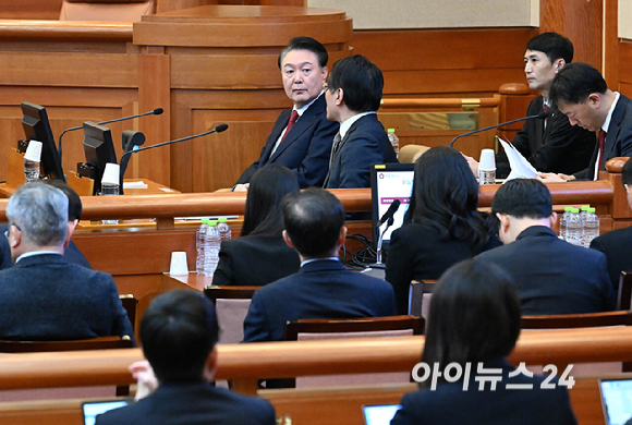 윤석열 대통령이 11일 서울 종로구 헌법재판소에서 열린 '윤석열 대통령 탄핵심판 7차 변론'에 출석하고 있다. [사진=사진공동취재단]