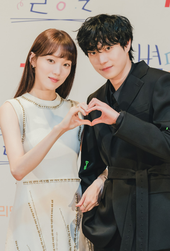 (왼쪽부터)배우 이정신-박소진-이성경-김영대-김윤혜-윤종훈이 20일 온라인으로 진행된 tvN 새 금토드라마 '별똥별' 제작발표회에 참석해 포즈를 취하고 있다. [사진=tvN]