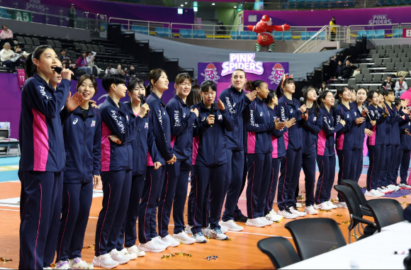 흥국생명 선수단이 4일 열린 정관장과 홈 경기 종료 후 팬 미팅 행사에 참석해 인사를 하고 있다. [사진=발리볼코리아닷컴]